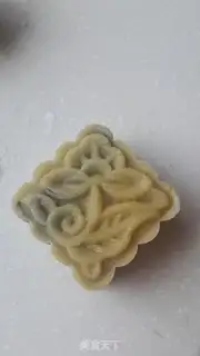 Make A wide moon cake step 4