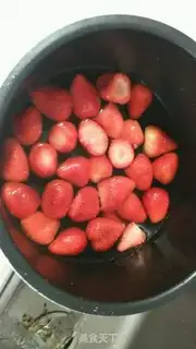 Make Homemade strawberry sauce step 0