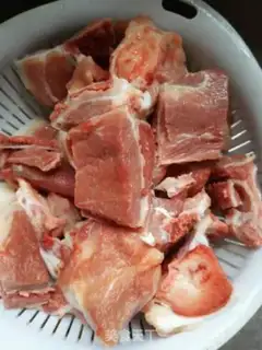 Make Milky white pig bones step 0