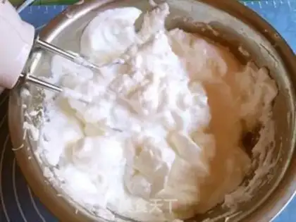 Make Pray for the twilight cake step 9
