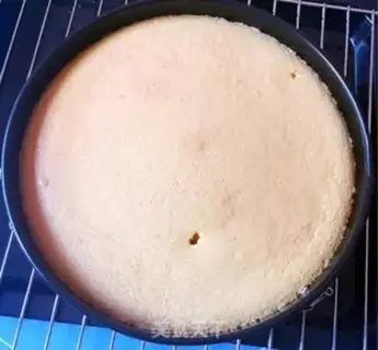 Make Pray for the twilight cake step 17