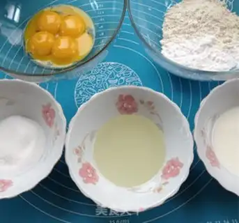 Make Yogurt-coloured chili cake step 0
