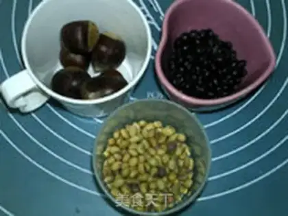 Make Chestnut black soy milk step 0