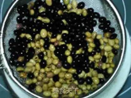 Make Chestnut black soy milk step 1