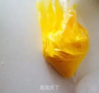 Make Little yolk cookies step 4