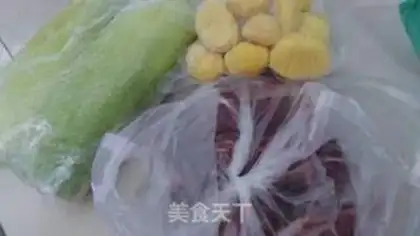 Make Corn plate chestnut bone soup step 0