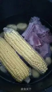 Make Corn plate chestnut bone soup step 1