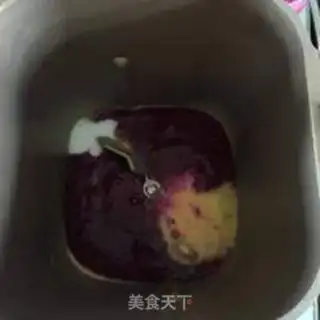 Make Bear squeezes bread step 1