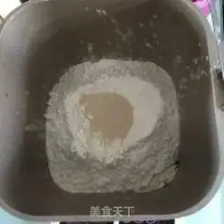 Make Bear squeezes bread step 2