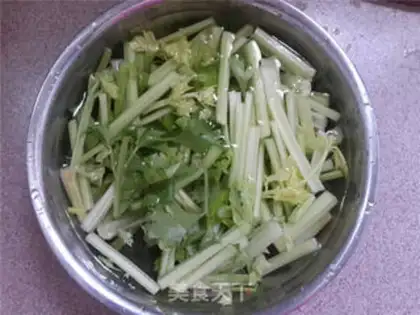 Make Celery chili step 0