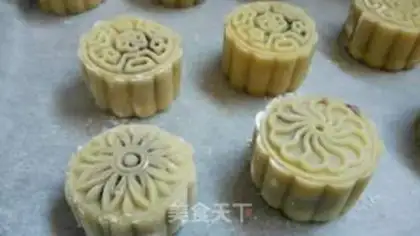 Make A wide bean saloon moon cake step 15