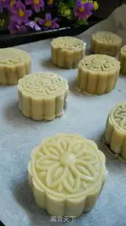 Make A wide bean saloon moon cake step 16