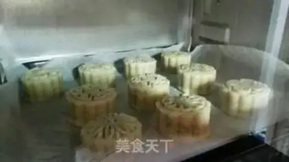 Make A wide bean saloon moon cake step 18