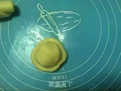 Make Sioux curry chicken mooncake step 7