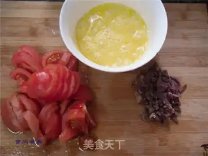 Make Tomato egg ham soup step 1