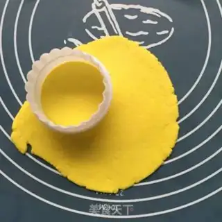 Make Rolling sugar cupcakes step 9