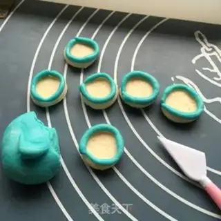 Make Rolling sugar cupcakes step 14