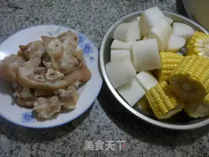 Make Corn radish pig hoof soup step 0