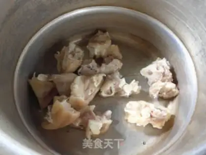 Make Corn radish pig hoof soup step 1