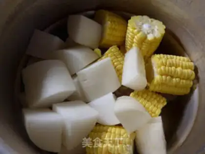Make Corn radish pig hoof soup step 2