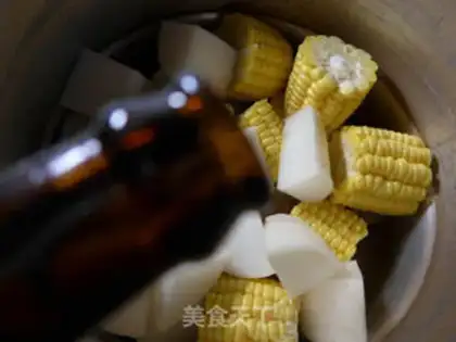 Make Corn radish pig hoof soup step 3