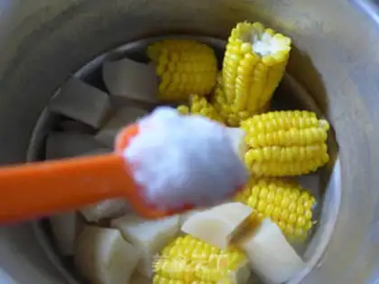 Make Corn radish pig hoof soup step 7