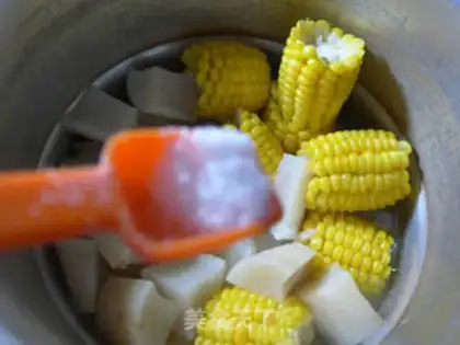 Make Corn radish pig hoof soup step 8