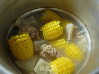 Make Corn radish pig hoof soup step 9