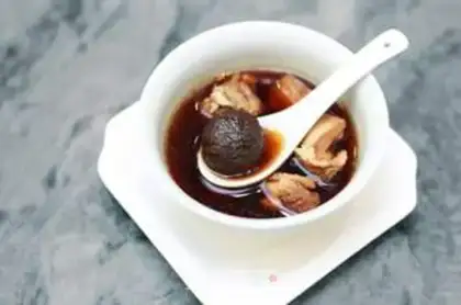 Make Black-gold, garlic-cooked chicken step 1