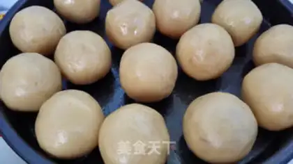 Make A wide bean saloon moon cake step 2