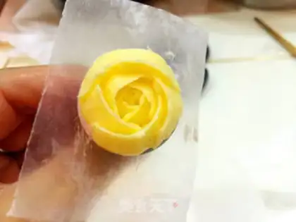 Make A flower cupcake step 15