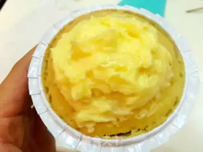 Make A flower cupcake step 17