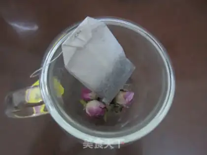 Make Homemade rose milk tea step 1
