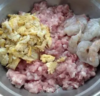 Make Apricot mushrooms and shrimp dumplings step 1