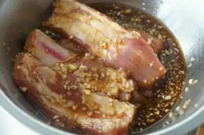 Make Honey juice, garlic bones step 1