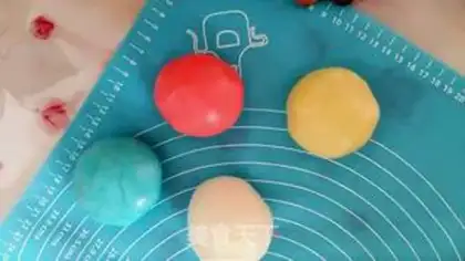 Make Sweet ice-cream mooncake step 1