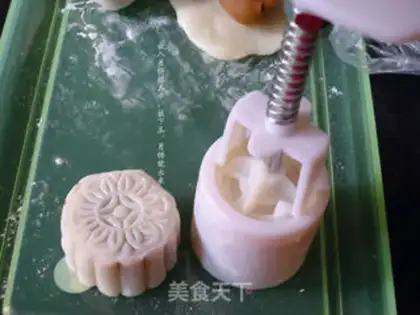 Make Chestnut ice cream mooncake step 11