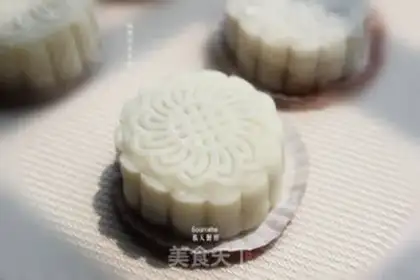 Make Chestnut ice cream mooncake step 12