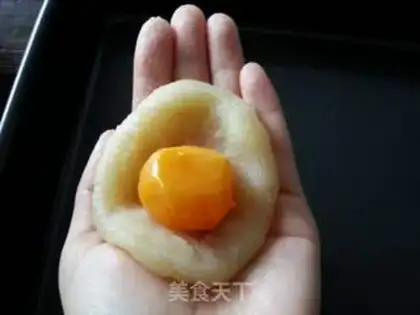 Make The egg yolk mooncake step 4