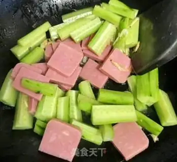 Make cucumber ham and egg soup step 1