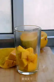 Make Mango milkshake step 1