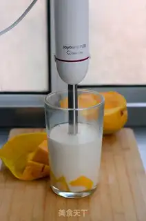 Make Mango milkshake step 3