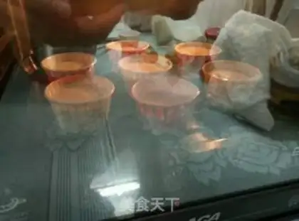 Make Cake cakes with caramel step 9
