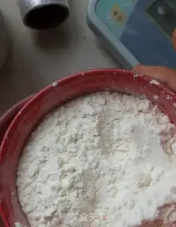 Make A Swiss roll of durian cake step 3