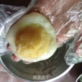 Make Bean-saloon mooncake step 2