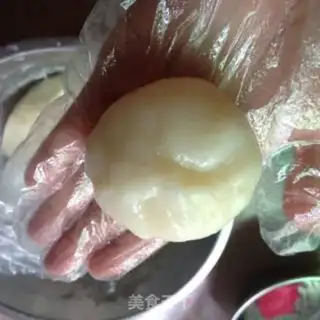 Make Bean-saloon mooncake step 3