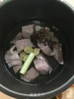 Make Tasty meat pine step 1