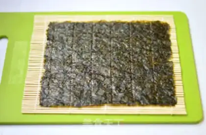 Make Tuna roll sushi step 2