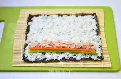 Make Tuna roll sushi step 3