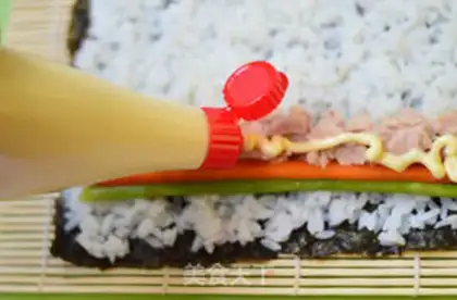 Make Tuna roll sushi step 4